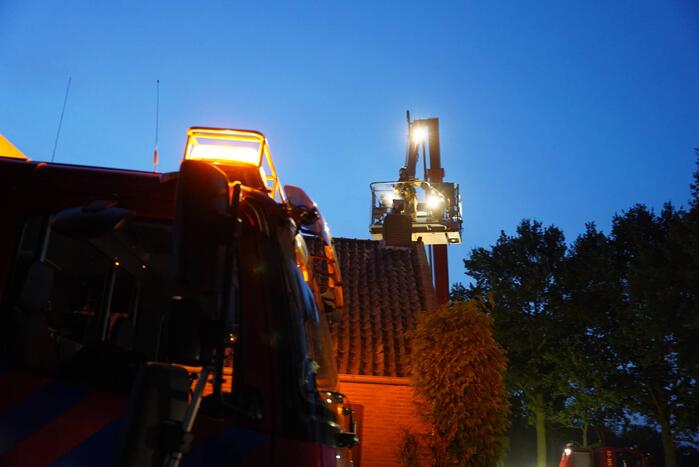 Brandweer blust brand in schoorsteen bij boerderij