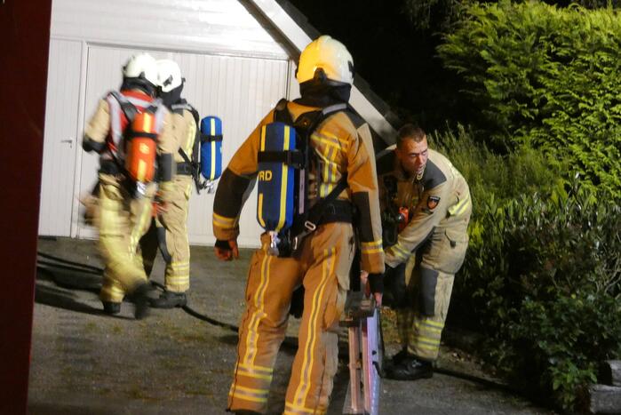 Brandweer blust schoorsteenbrand