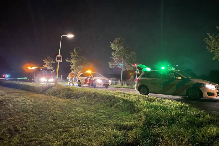 Bestuurder gewond door botsing tegen boom