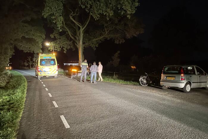 Bestuurder gewond door botsing tegen boom