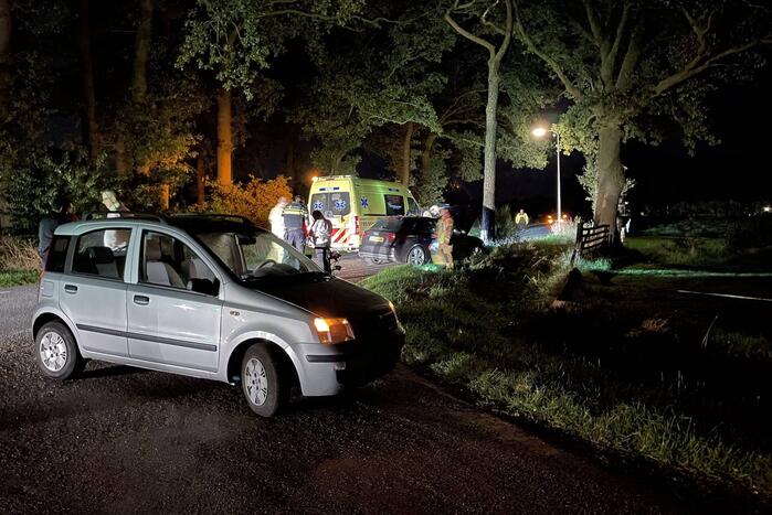 Bestuurder gewond door botsing tegen boom