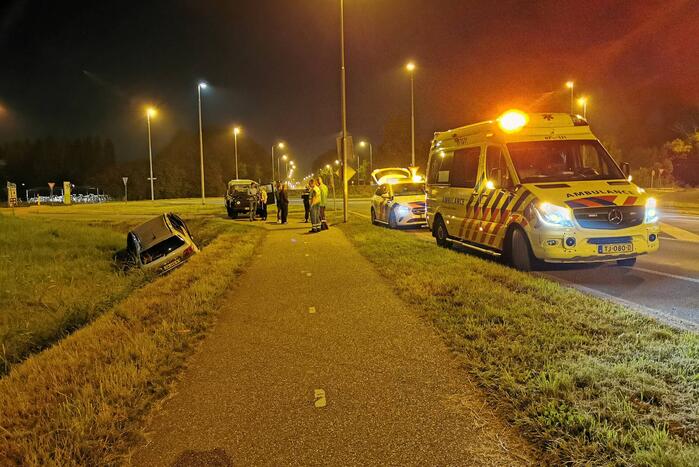 Automobiliste rijdt rechtdoor over rotonde en belandt in de sloot