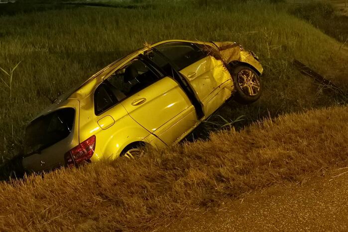 Automobiliste rijdt rechtdoor over rotonde en belandt in de sloot