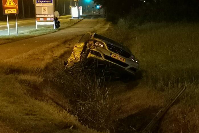 Automobiliste rijdt rechtdoor over rotonde en belandt in de sloot