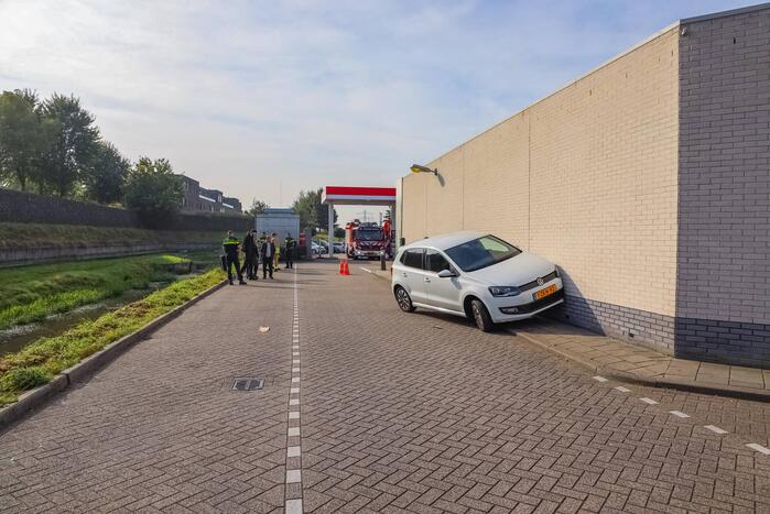 Auto rijdt tegen gevel Esso-tankstation aan