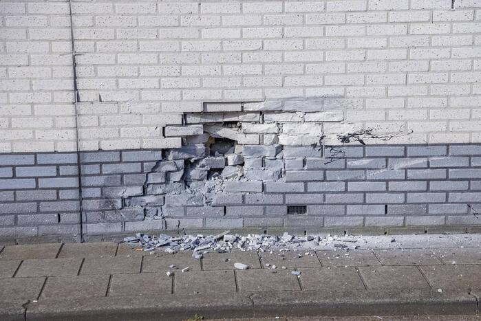 Auto rijdt tegen gevel Esso-tankstation aan