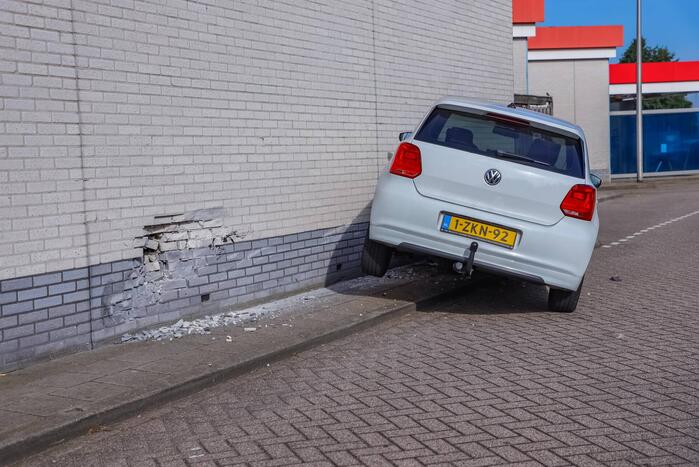 Auto rijdt tegen gevel Esso-tankstation aan