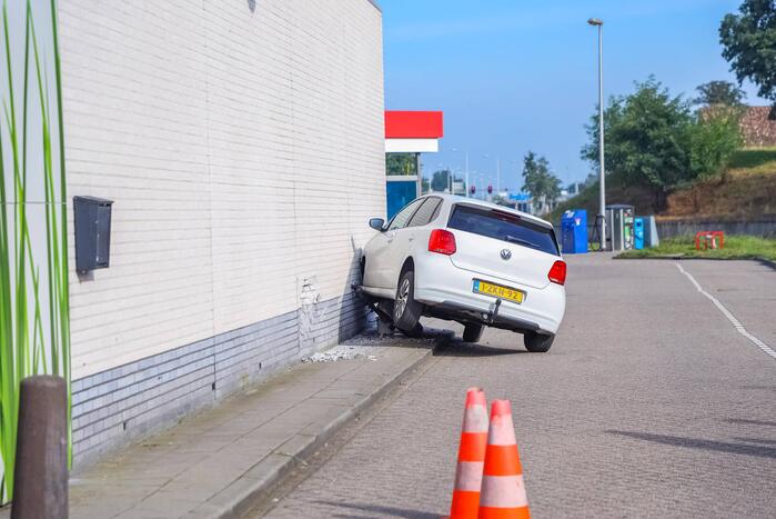Auto rijdt tegen gevel Esso-tankstation aan
