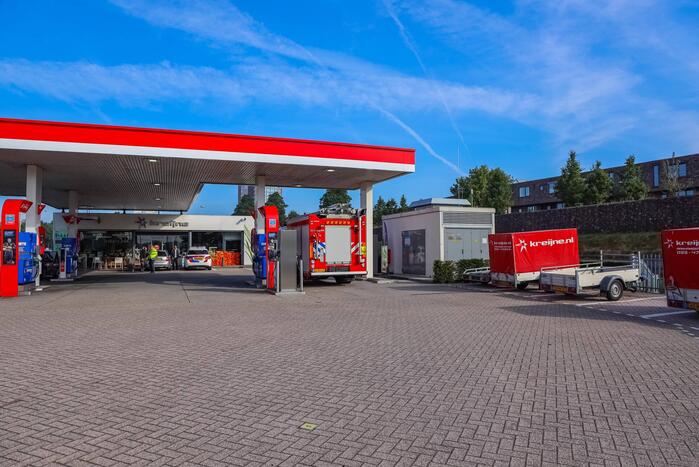Auto rijdt tegen gevel Esso-tankstation aan