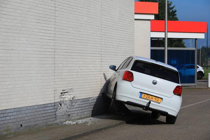 Auto rijdt tegen gevel Esso-tankstation aan