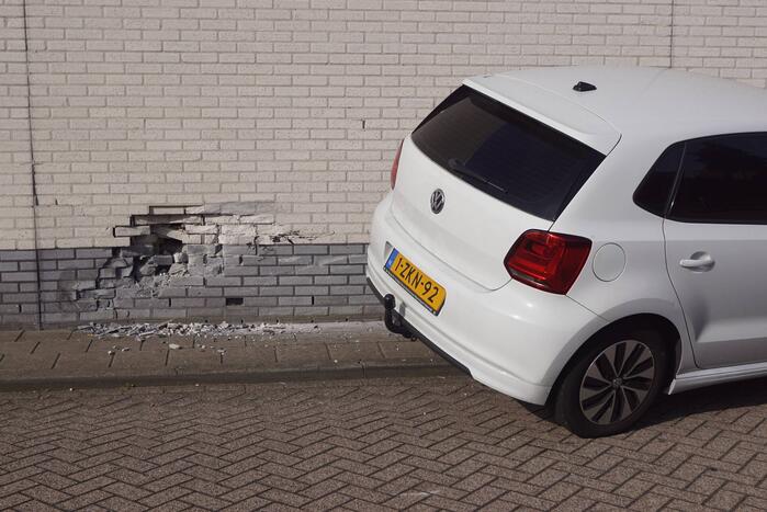 Auto rijdt tegen gevel Esso-tankstation aan