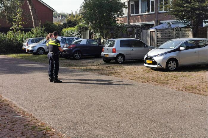 Auto vat vlam op parkeerplaats