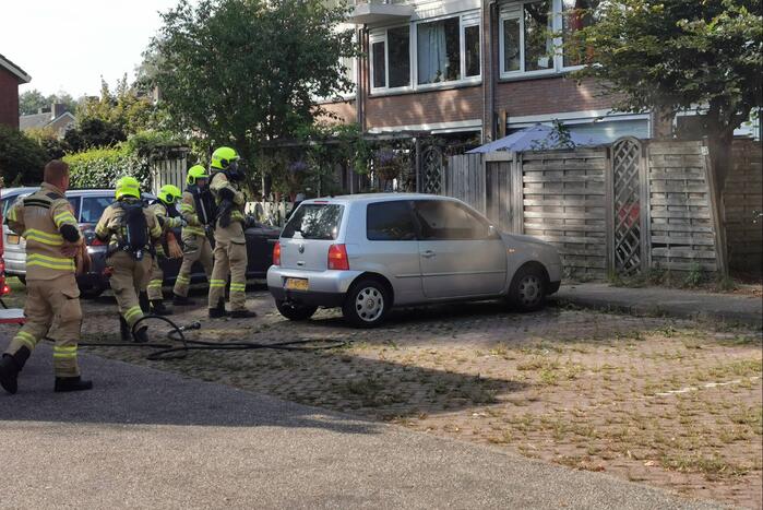 Auto vat vlam op parkeerplaats