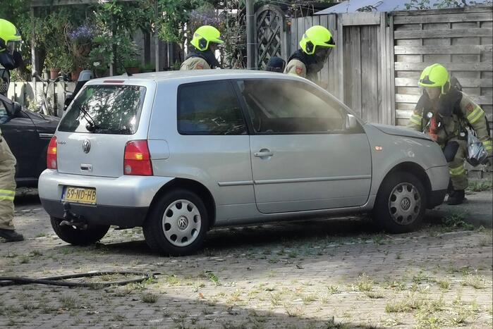 Auto vat vlam op parkeerplaats