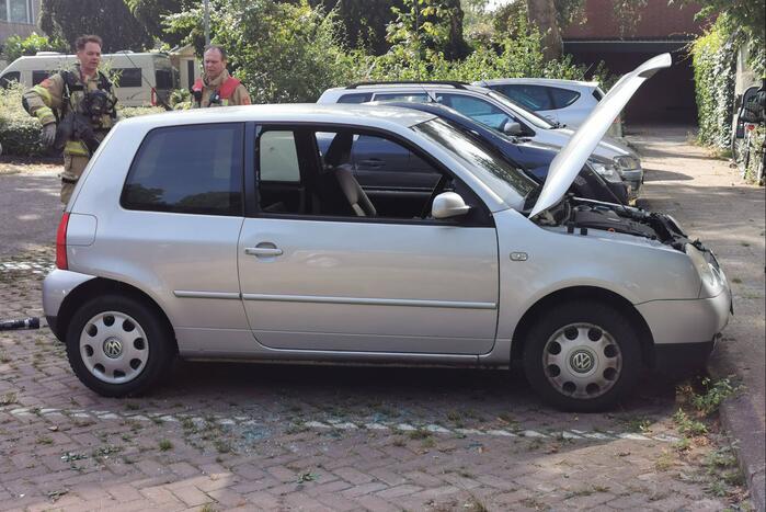 Auto vat vlam op parkeerplaats