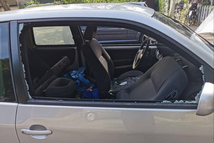 Auto vat vlam op parkeerplaats