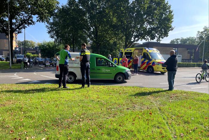 Fietser aangereden door auto op rotonde
