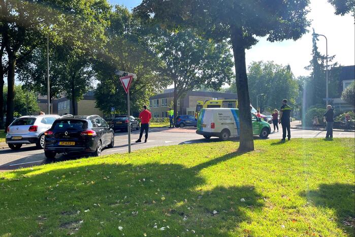 Fietser aangereden door auto op rotonde