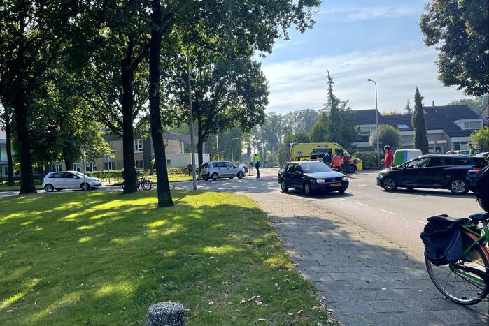Fietser aangereden door auto op rotonde