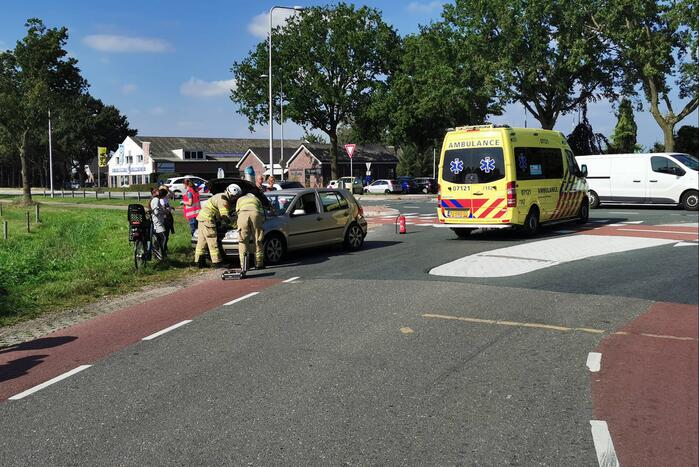 Drie voertuigen botsen op kruising