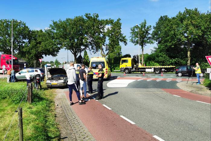 Drie voertuigen botsen op kruising