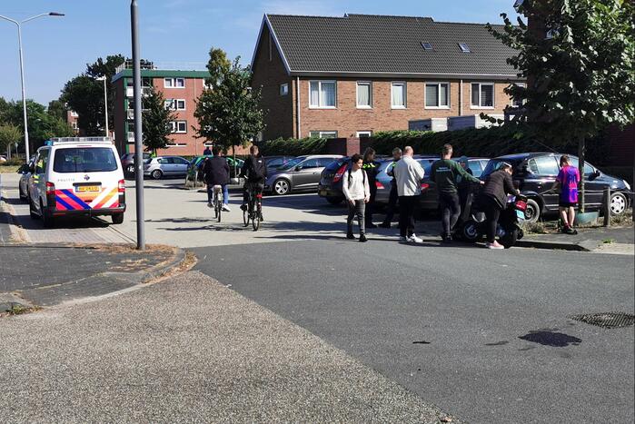 Scooterrijder in botsing met personenauto