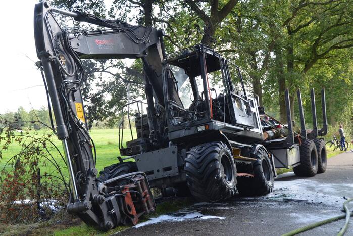 Graafmachine vliegt in brand
