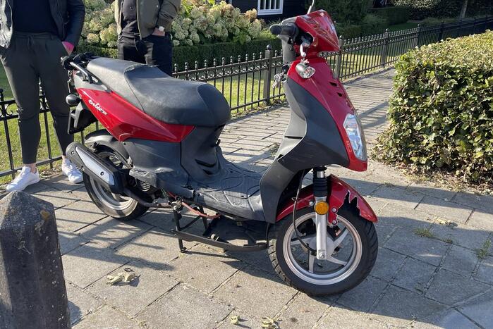 Afslaande automobilist ziet scooterrijder over het hoofd