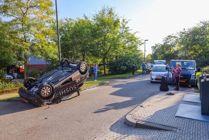 Bezorgauto Mr Sushi slaat over de kop na botsing