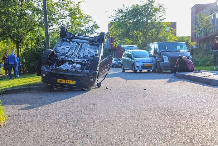 Bezorgauto Mr Sushi slaat over de kop na botsing