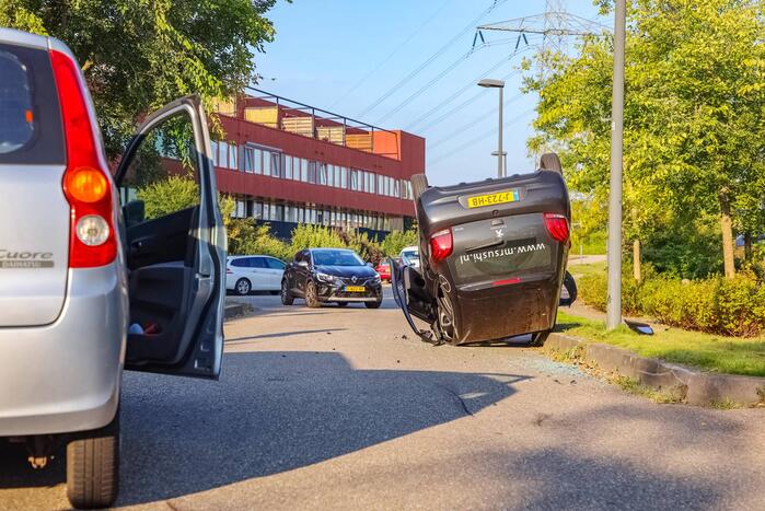 Bezorgauto Mr Sushi slaat over de kop na botsing