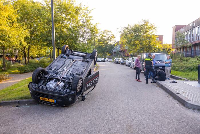 Bezorgauto Mr Sushi slaat over de kop na botsing