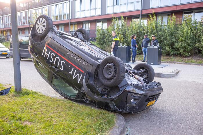 Bezorgauto Mr Sushi slaat over de kop na botsing