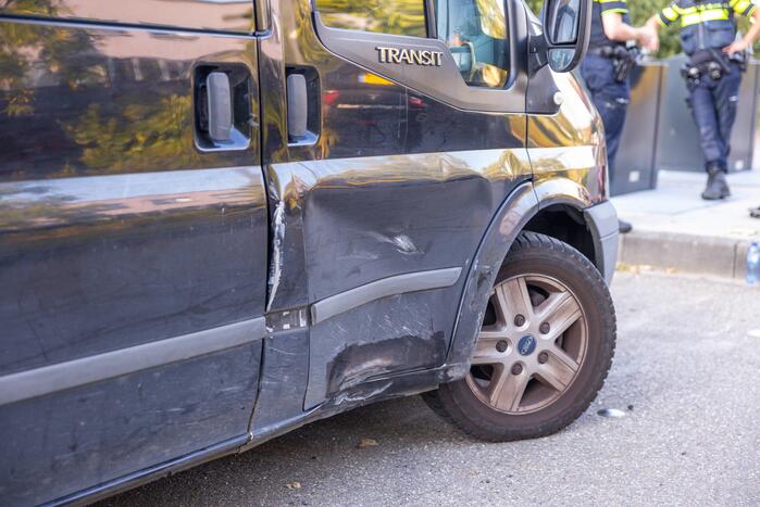 Bezorgauto Mr Sushi slaat over de kop na botsing
