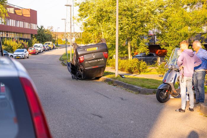 Bezorgauto Mr Sushi slaat over de kop na botsing