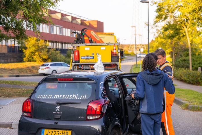 Bezorgauto Mr Sushi slaat over de kop na botsing