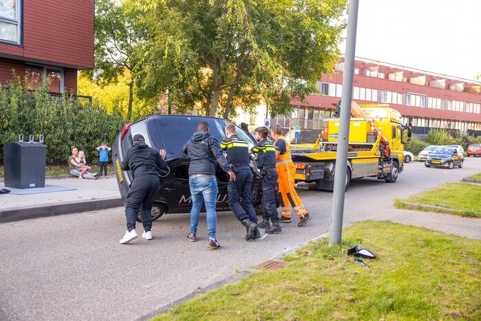 Bezorgauto Mr Sushi slaat over de kop na botsing