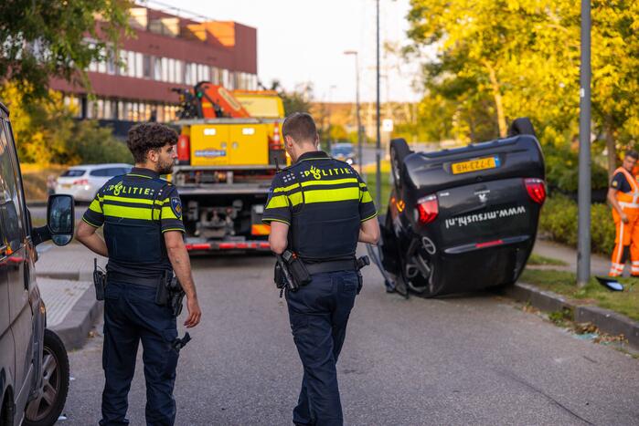 Bezorgauto Mr Sushi slaat over de kop na botsing