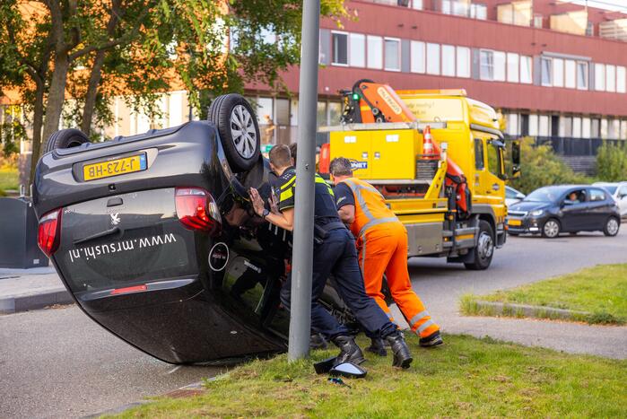 Bezorgauto Mr Sushi slaat over de kop na botsing