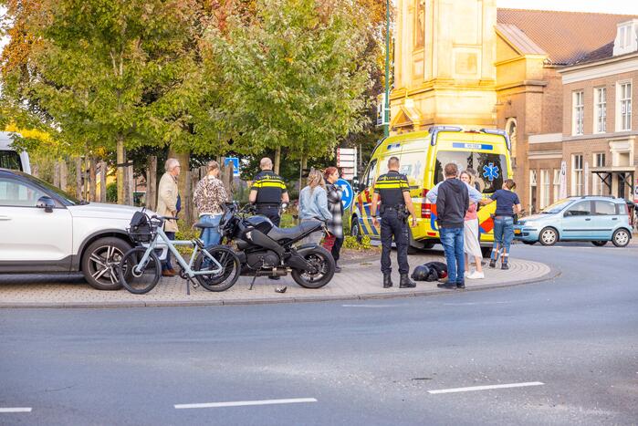 Motorrijder gaat onderuit op rotonde