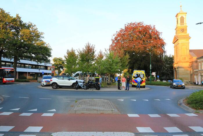 Motorrijder gaat onderuit op rotonde