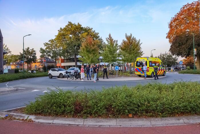 Motorrijder gaat onderuit op rotonde