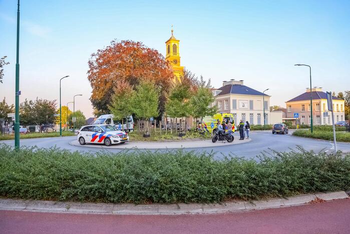 Motorrijder gaat onderuit op rotonde