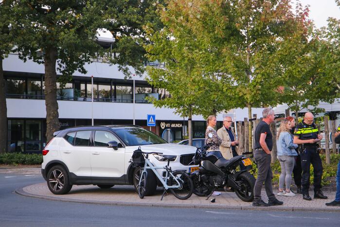Motorrijder gaat onderuit op rotonde