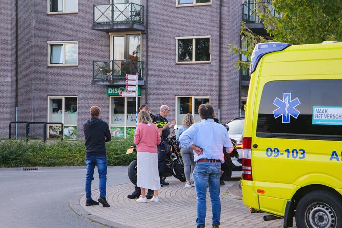Motorrijder gaat onderuit op rotonde
