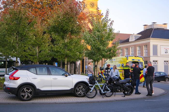 Motorrijder gaat onderuit op rotonde