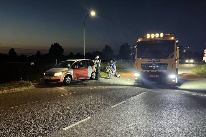Schade bij ongeval tussen personenauto en motor