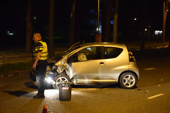 Personenauto belandt tegen boom