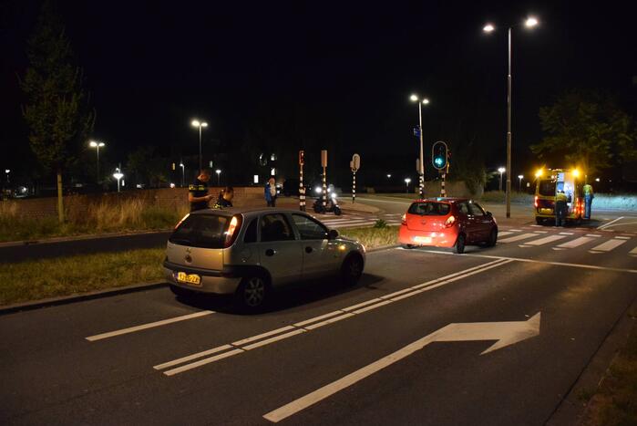 Twee personenauto's botsen op elkaar voor verkeerslicht