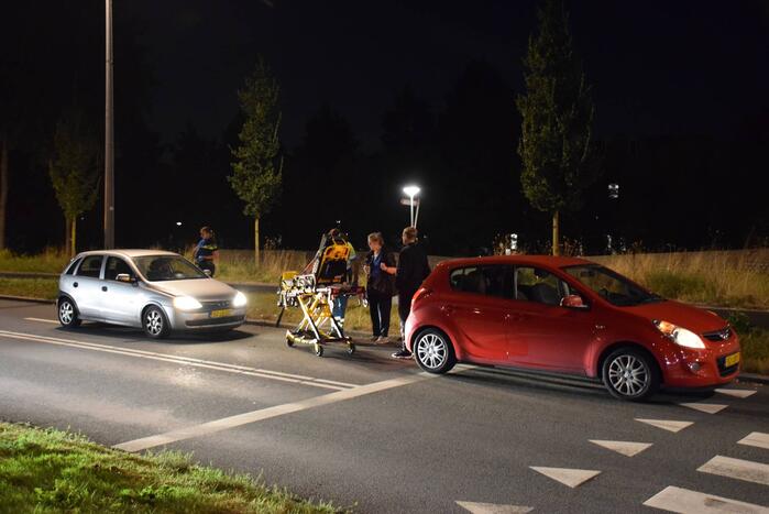 Twee personenauto's botsen op elkaar voor verkeerslicht